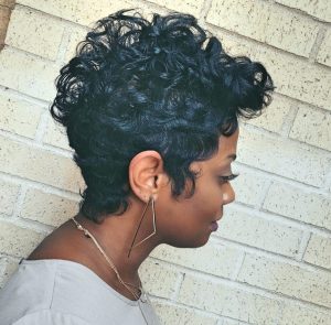 Damen Frisuren Kurz Inspirationen Ideen Gelockter Pixie Mohawk