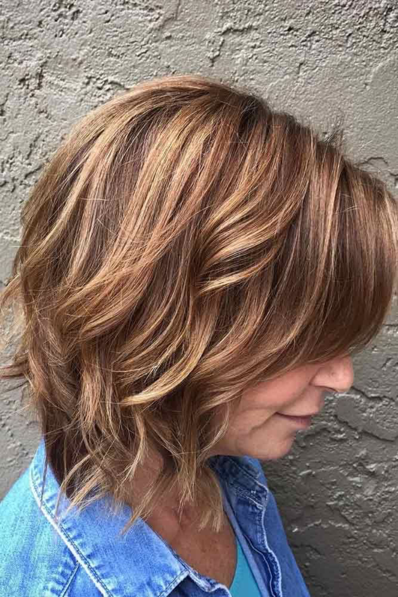 Zeitlose mittellange Frisuren für Frauen ab 50 in Braun