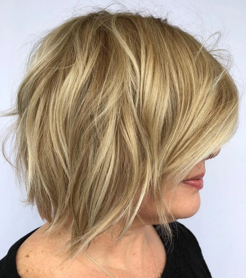 Frisuren für Frauen ab 50: Mittellang & Stufig – Modern und Dynamisch