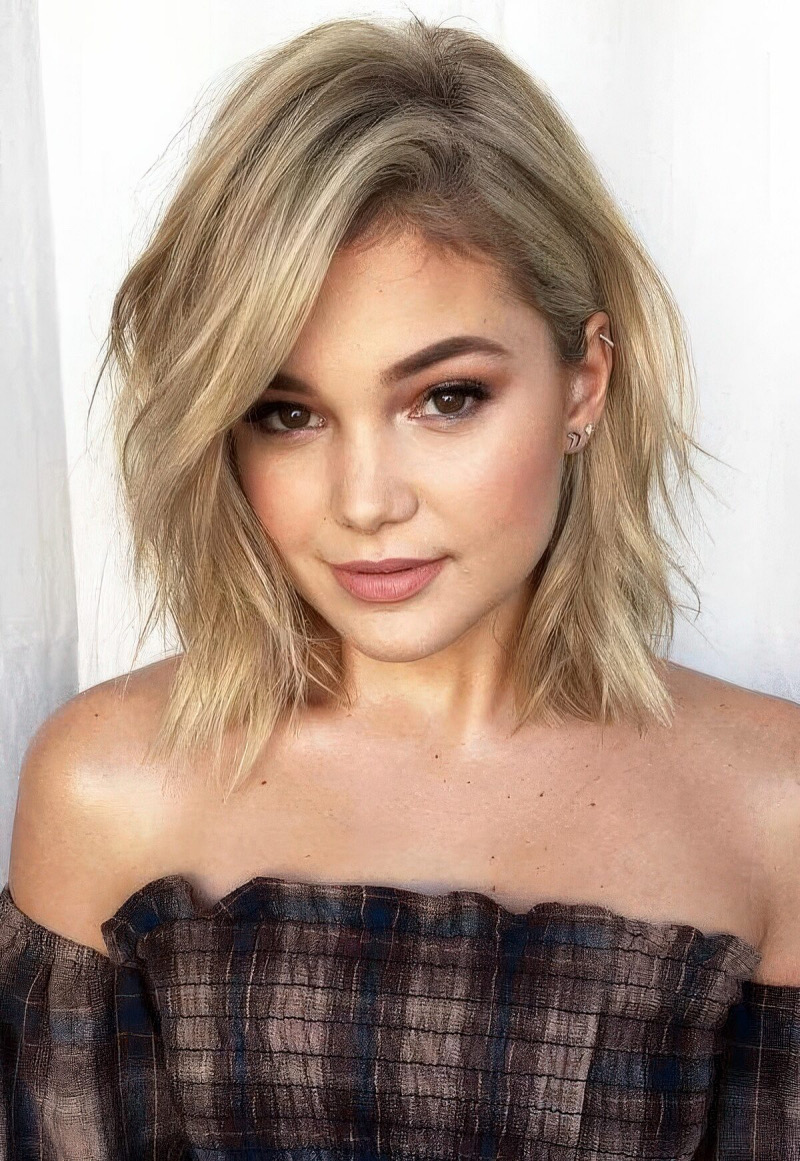 Frisuren mittellanges langes Haar: Stylischer blonder Bob mit lässigen Wellen