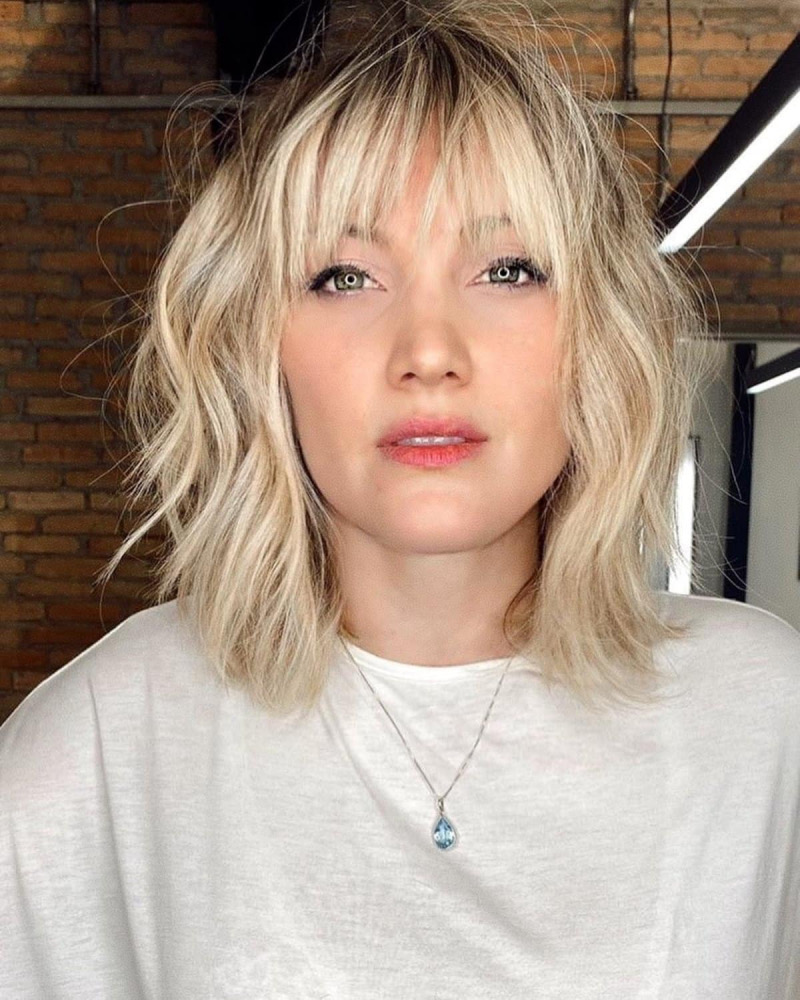 Long Bob Frisuren mit Pony Blond – Der perfekte Mix aus Eleganz und Trend