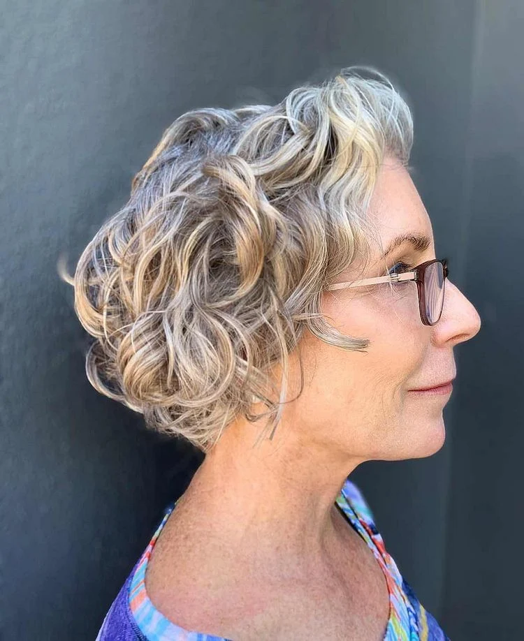 Freche Frisuren für kurze Haare ab 50 mit Brille – Moderne Looks für mehr Pep