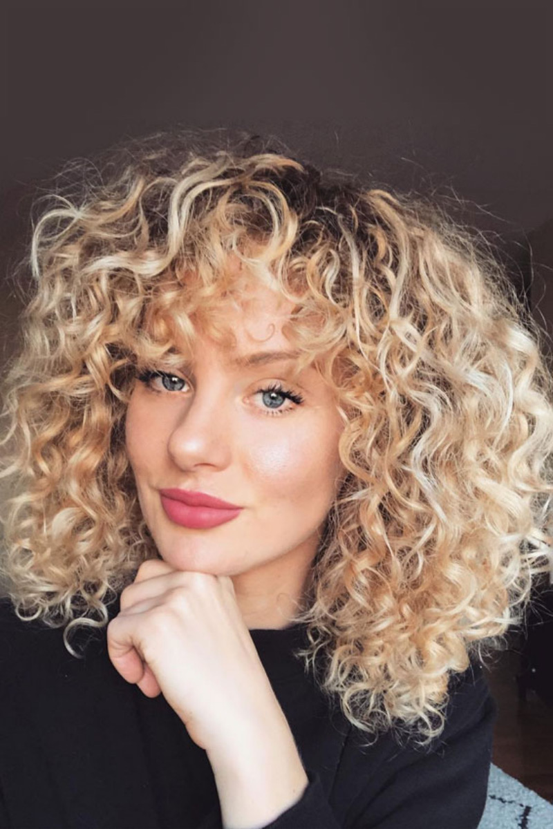 Bob Frisuren mit natürlichen Locken in Blond – Verspielt und Elegant