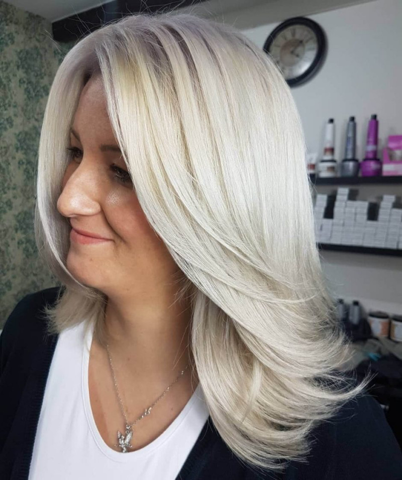 Blonde Frisuren ab 50: Der elegante, gestufte Schnitt