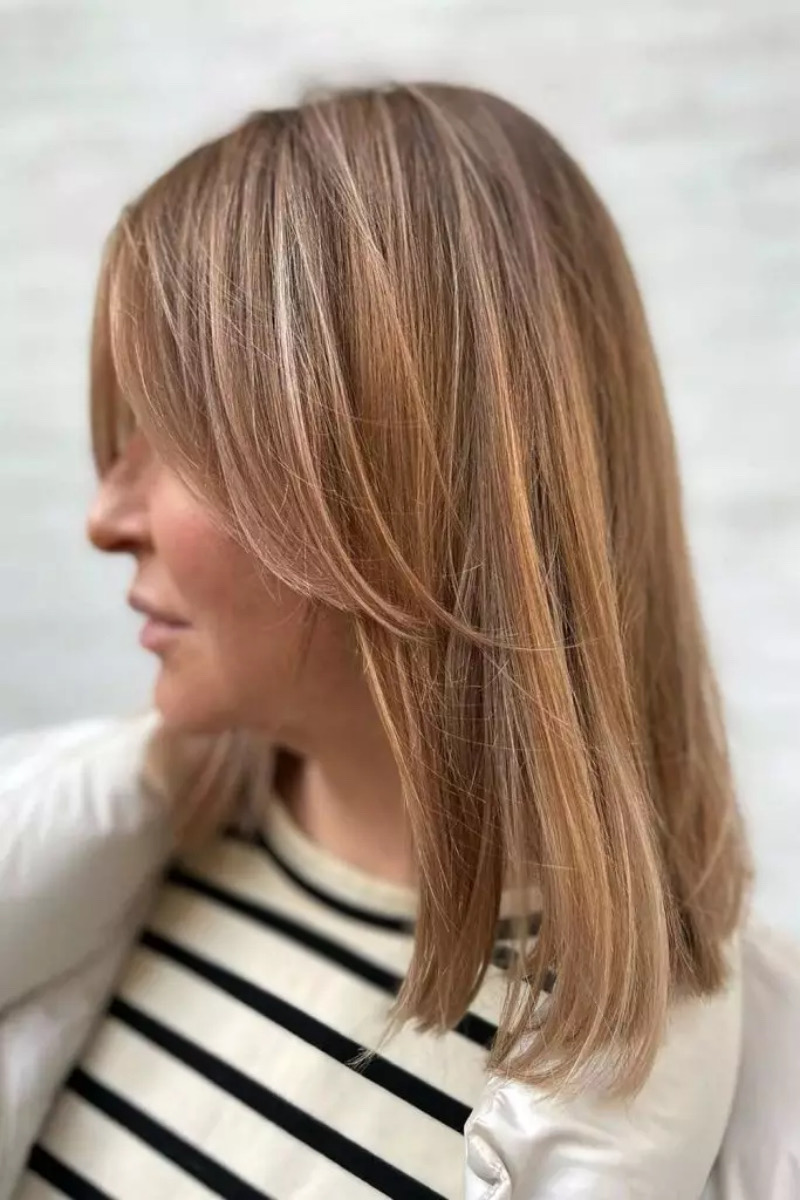 Frisuren Mittellanges Haar ab 50 Bob: Der Stufenbob mit Pony in Karamellblond