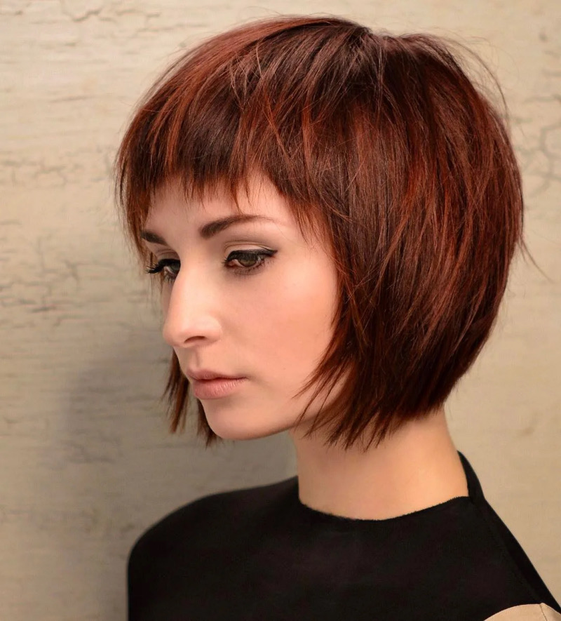 Bob Frisuren Kurz mit Pony Braun: Edgy Pixie-Bob mit kupferroten Akzenten