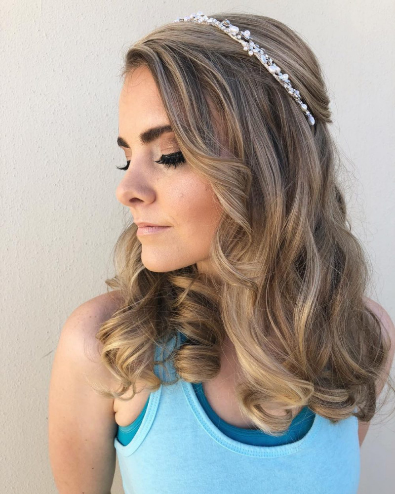 Party Frisuren Mittellanges Haar Locken: Glamouröse Wellen mit funkelndem Haarschmuck