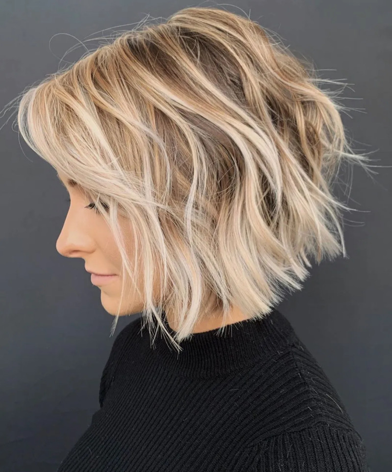 In Frisuren 2025: Der texturierte, blonde Choppy Bob