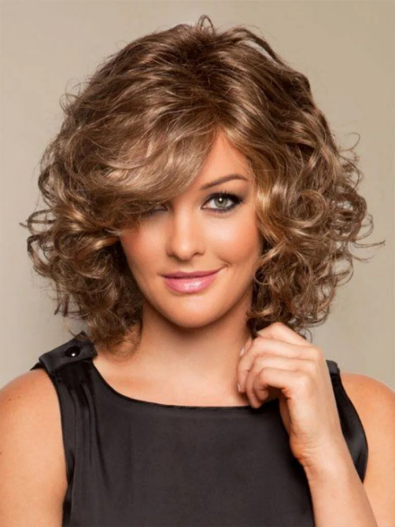 Frisuren Mittellanges Haar Sleek Locken: Definierte Locken mit seitlichem Pony für einen eleganten Look