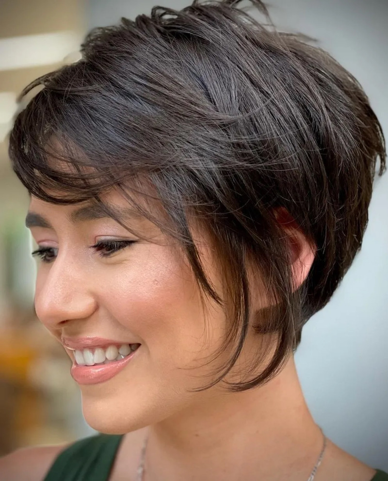 Pixie Bob Frisuren ab 50: Der elegante, gestufte Pixie-Bob