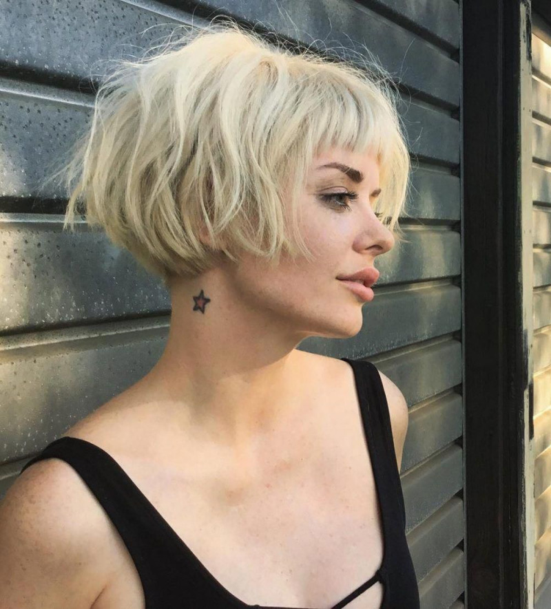 Frisuren Kurze Haare Bob mit Pony: Platinblonder Messy Pixie-Bob