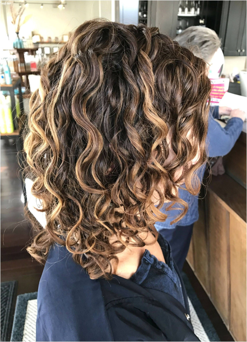 Frisuren Mittellanges Haar Offen Locken: Natürlich definierte Locken mit warmen Highlights