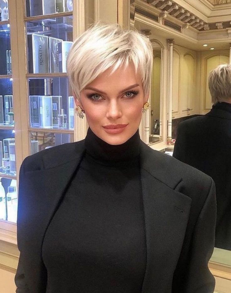 Blond Kurzhaar Frisuren ab 50: Der freche Pixie Cut