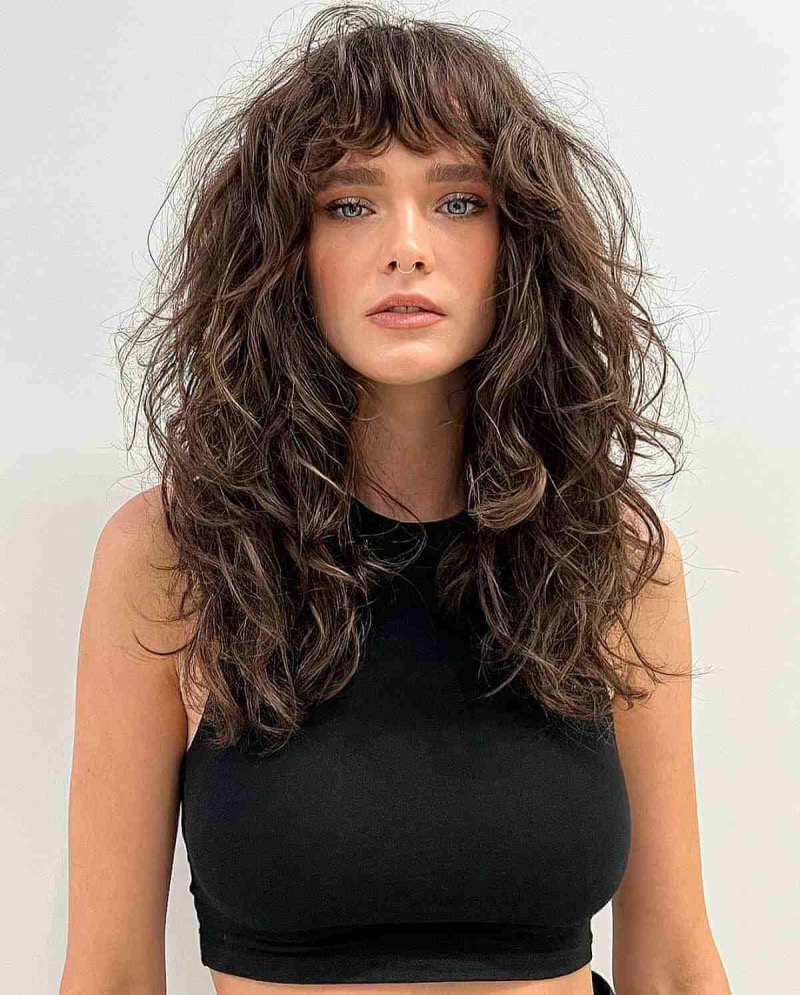 Frisuren Mittellanges Haar mit Pony Locken: Der ultimative Bohemian Chic