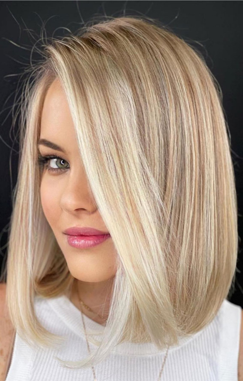 Bob Frisuren Blond ab 50: Der Sleek Bob mit Highlights