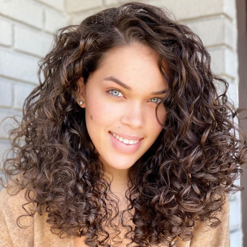 Frisuren Mittellanges Haar 2025 Locken: Der natürliche Locken-Look im Trend