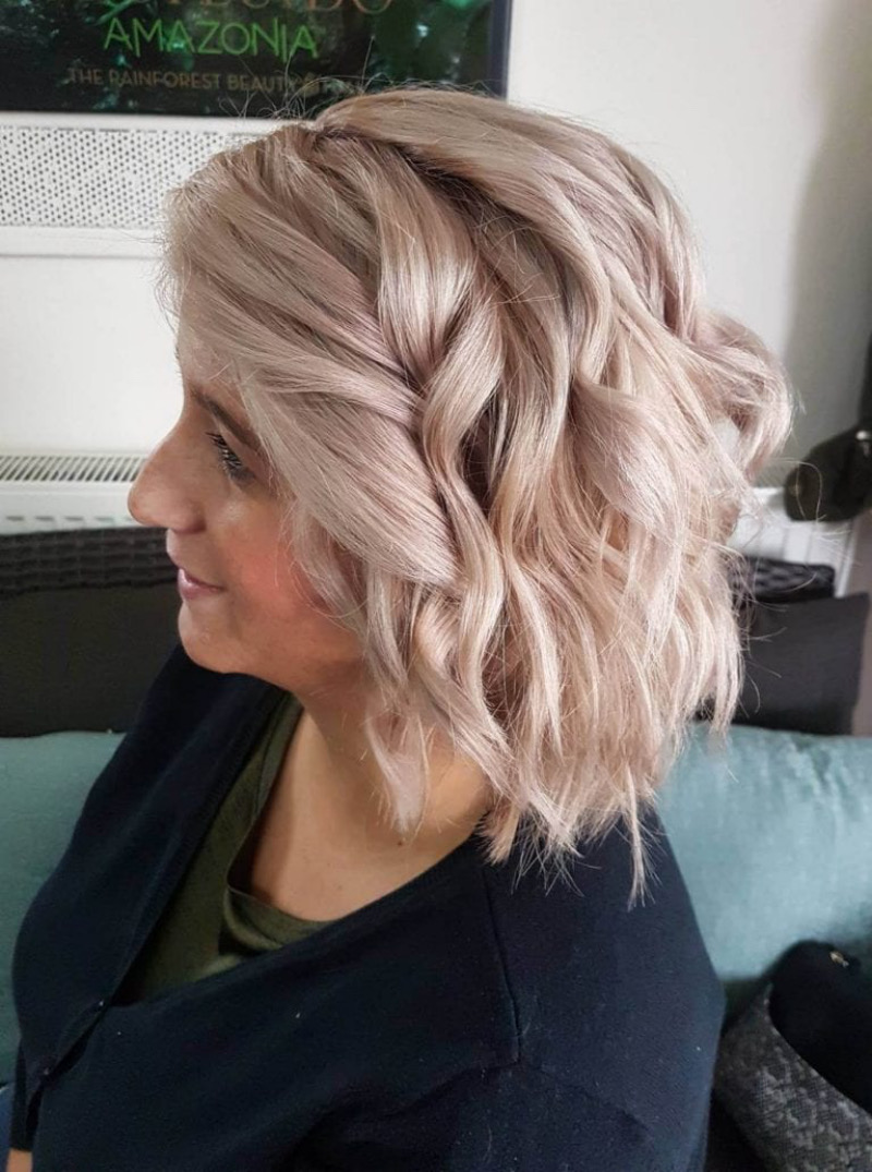 Frisuren ab 50 Blond: Der gewellte Bob in Roséblond