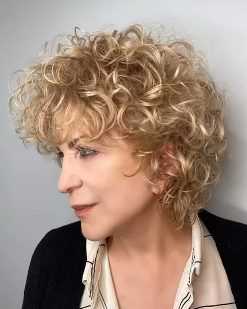 Lockige Bob Frisuren ab 50: Elegant und Schwungvoll