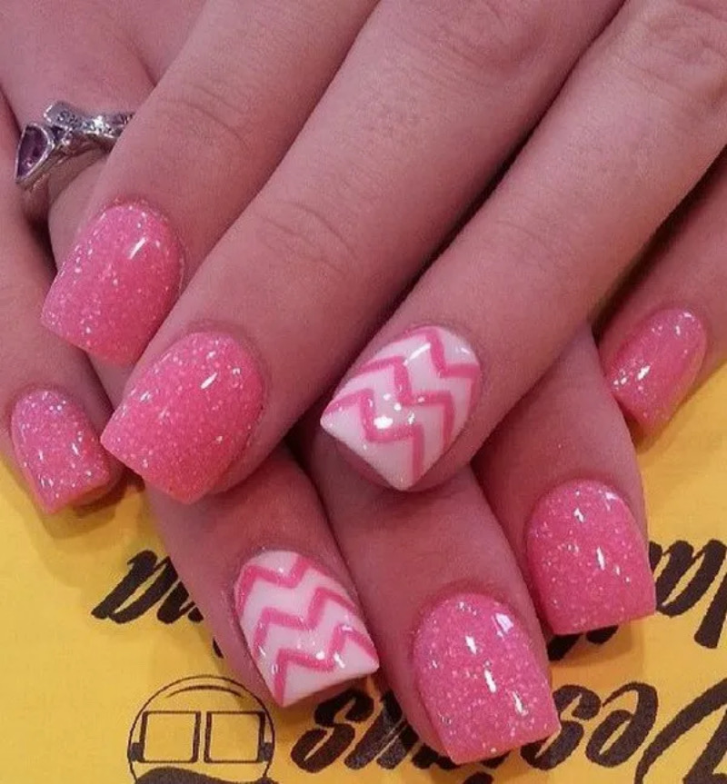 Valentinstag Nägel Rosa Glitzer: Funkelndes Design mit Chevron-Akzenten