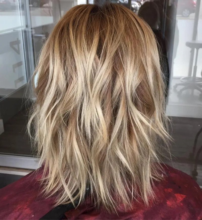 Frisuren Mittellanges Haar ab 50 Blond: Der gestufte Shag mit Blondierung