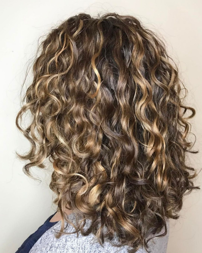 Frisuren Mittellanges Haar Braun Locken: Karamell-Highlights für mehr Dimension