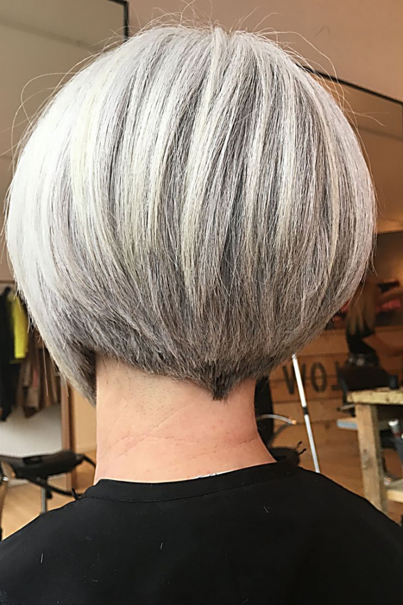 Kurze Bob Frisuren mit Pony Grau: Eleganter Präzisionsschnitt in Silbertönen