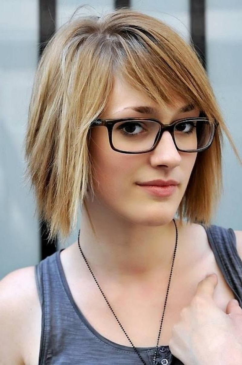 Kurze Bob Frisuren Mit Pony Und Brille: Lässig-Moderner Style für Brillenträgerinnen