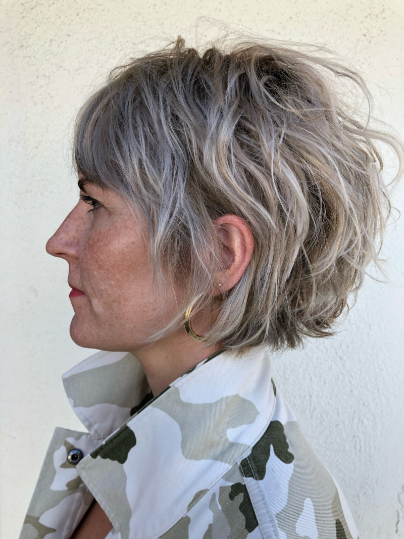 Bob Frisuren Kurz mit Pony Grau: Lässiger Undone-Look mit Silber-Dimension