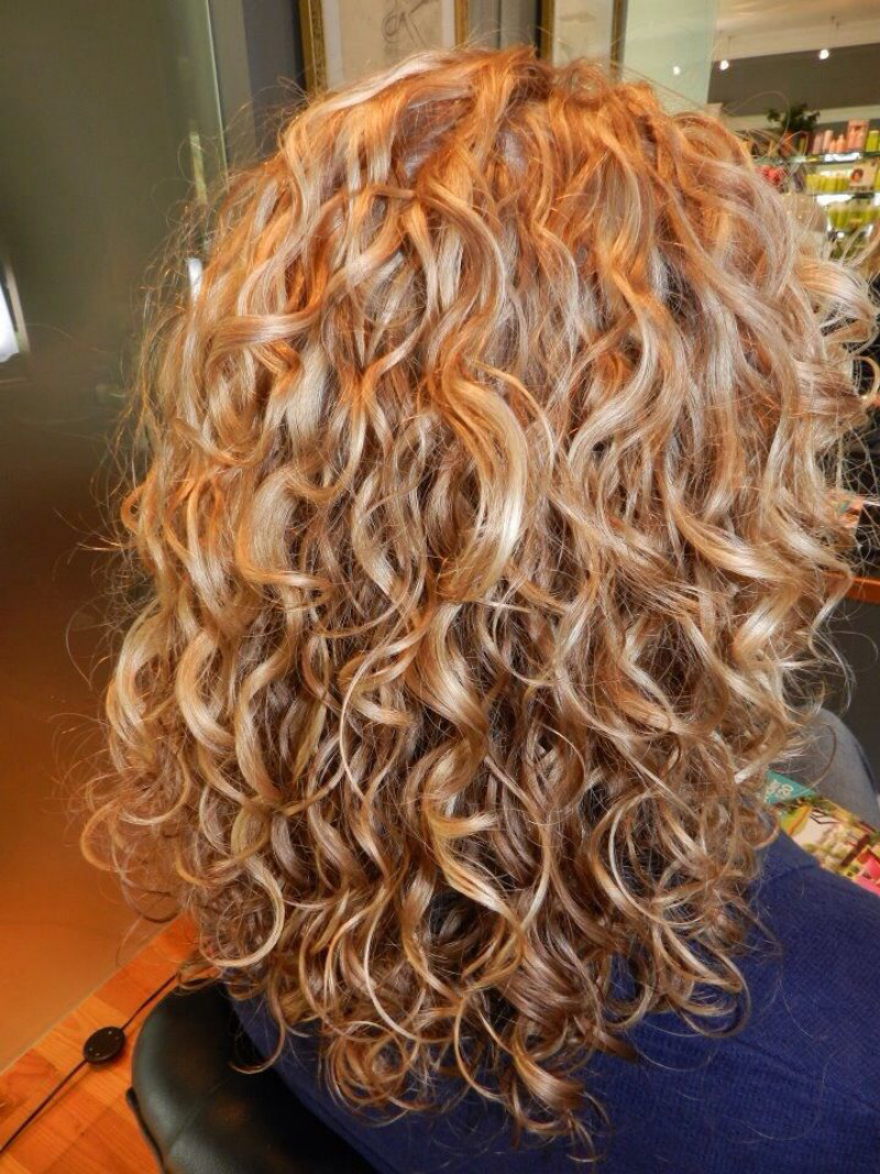 Frisuren Mittellanges Haar Locken: Der Lockenbob für Sprungkraft und Definition