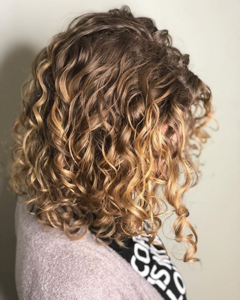 Frisuren Mittellanges Haar Leichte Locken: Weiche Wellen für einen natürlichen Look