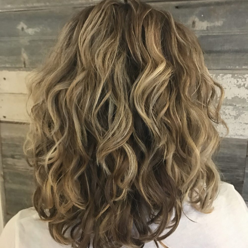 Frisuren Mittellanges Haar Stufig Locken: Der Perfekte Schnitt für Natürliche Wellen