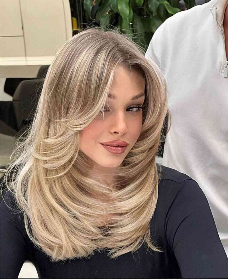 Frisuren Neu 2025: Der voluminöse C-Cut mit Curtain Bangs