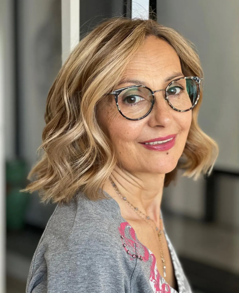 Frisuren ab 60 mit Brille: Der mühelose, schmeichelhafte Look