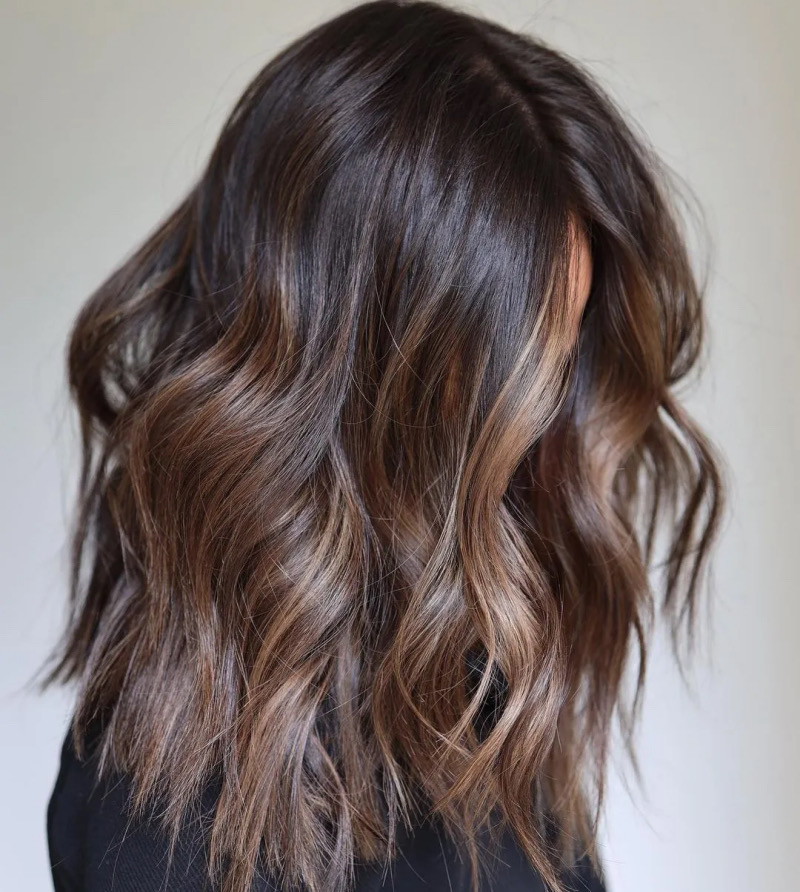 Frisuren 2025 Balayage: Soft Waves mit Caramel Balayage – Natürliche Eleganz für das ganze Jahr