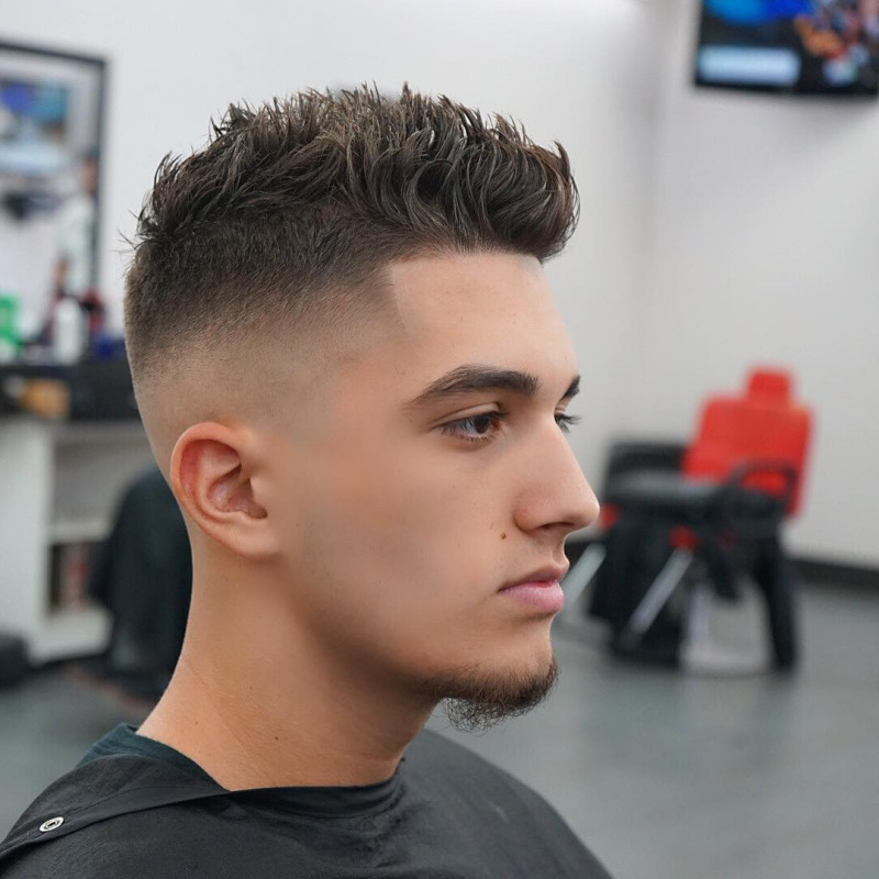 Coole Männer Frisuren 2025: Der High Fade mit strukturierter Oberseite – Der Trend für selbstbewusste Männer