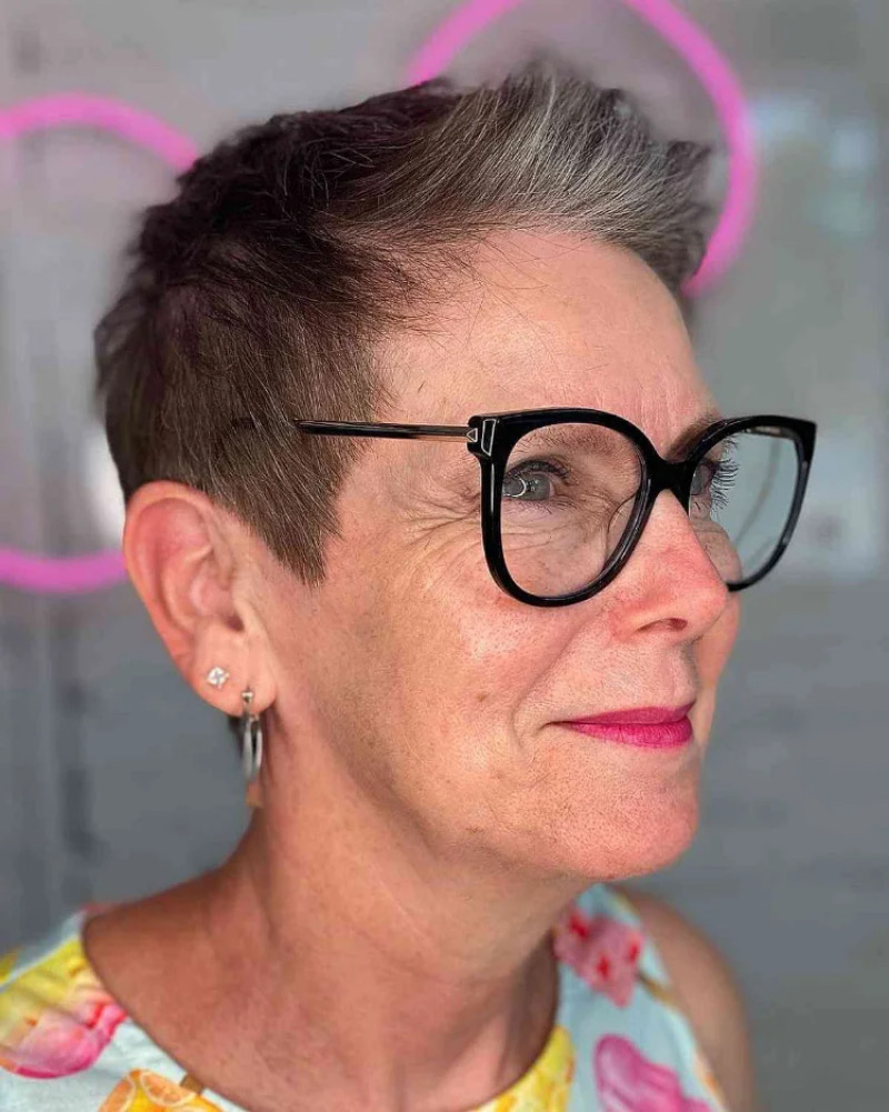 Frisuren ab 60 kurzhaar mit Brille: Der freche Undercut