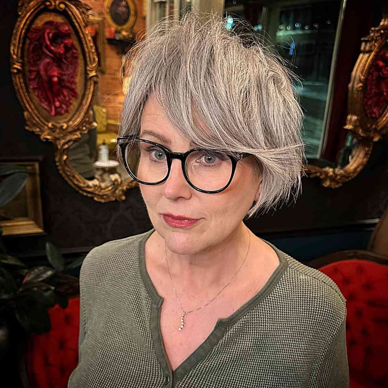 Kurze graue Frisuren ab 60 mit Brille: Der freche Pixie-Bob