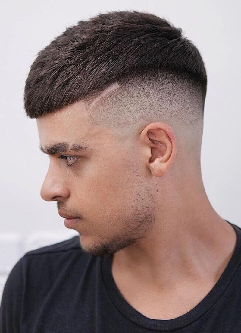 Herren Frisuren 2025 ohne Bart: Der Skin Fade mit Micro Pony – Ein Trend für Mutige