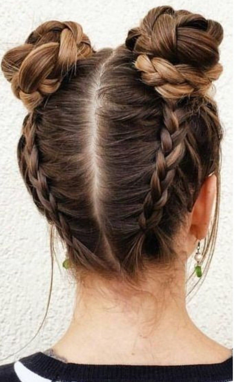 Frisuren 2025 Dutt: Geflochtene Space Buns – Der verspielte Dutt-Trend für das neue Jahr